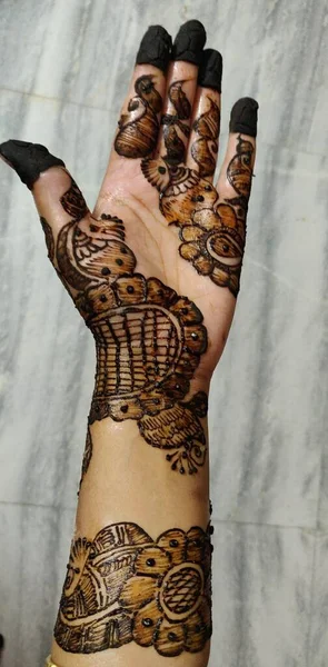 Handen Van Indiase Bruid Meisje Met Zwarte Henna Tatoeages Ruwe — Stockfoto