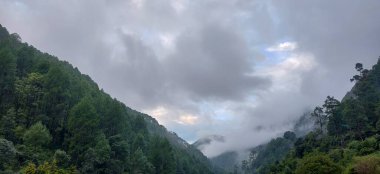 Dağların ve gökyüzünün güzel manzarası.