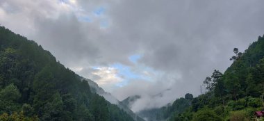 Dağların ve gökyüzünün güzel manzarası.