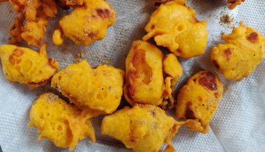 Muson Özel Moong Dal Vada, Pakoda, Dalwada, Pakora veya Mungdal Bhajiya veya Yeşil Chutney ile servis edilen Sarı Börek. seçici odak