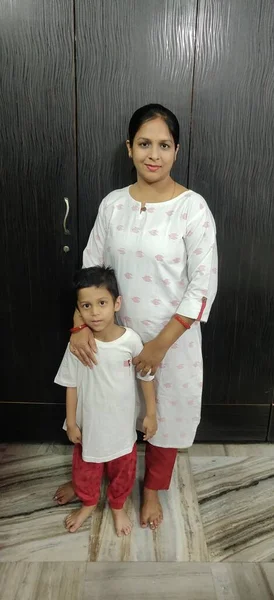 Retrato Uma Jovem Mãe Seu Filho Posando Sorriso Juntos — Fotografia de Stock