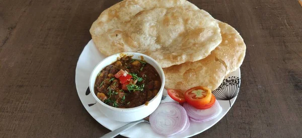 Chole Bhature Або Chick Pea Curry Fried Puri Служили Теракоттах — стокове фото