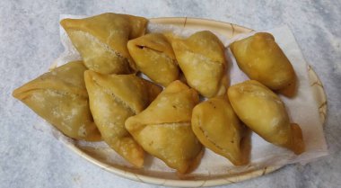 Taze yeşil soslu lezzetli Mini Samosalar atıştırmak için mükemmel!