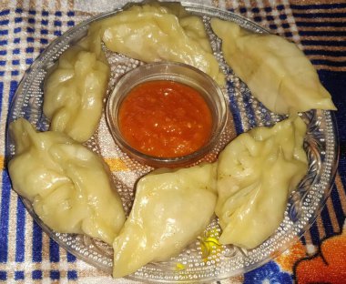 Sebze buharlı momo. Nepal Geleneksel Yemeği Momo sebzelerle dolduruldu ve sonra sosla pişirilip servis edildi, seçici bir odak noktası.