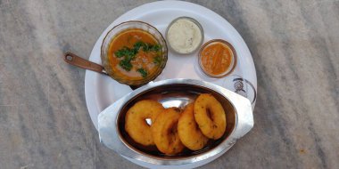 Sambar ve turşulu Vada ya da Medu Vadai - popüler Güney Hindistan atıştırmalığı ya da kahvaltısı