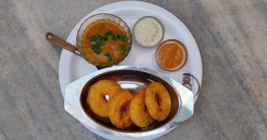Sambar ve turşulu Vada ya da Medu Vadai - popüler Güney Hindistan atıştırmalığı ya da kahvaltısı