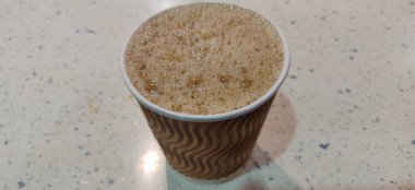 Anın Tadını Çıkar: Taze demlenmiş kahve Bir Tarz Kağıt Kupada - Kahve Sevenler için Mükemmel