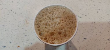 Anın Tadını Çıkar: Taze demlenmiş kahve Bir Tarz Kağıt Kupada - Kahve Sevenler için Mükemmel