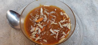 Moong Dal Halwa veya Mung Daal Halva, Hint geleneksel tatlısıdır.