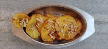 Malpua - Holi ve Bayram boyunca şeker şurubuyla kaplanmış geleneksel Hint krepi, tepeden tırnağa