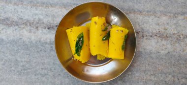 Khandvi - Glütensiz Hint Gujarati aperatifi nohut, seçici odak