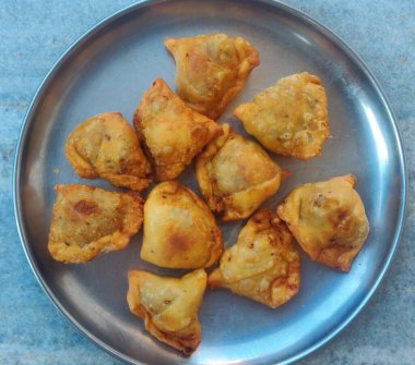 Sebzeli mini Samosa çıtır çıtır ve baharatlı Hint üçgeni şeklindeki çay saati atıştırmalığıdır. Kızarmış yeşil soğan, soğan ve ketçap ile servis edilir. Seçici odak