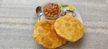 Chole Bhature ya da Nohut köri ve kızarmış Puri beyaz arka planda servis edilir. seçici odak