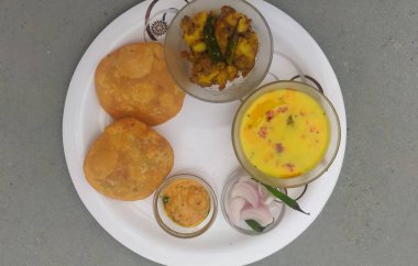 Doldurulmuş Kachori yanında patates kızartması ve yeşil soslu yeşil biber..