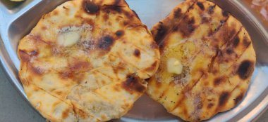 Baharatlı civciv köri veya Chola Masala veya Chana Masala veya Chole Kulche veya Cholay dilimlenmiş soğan, yeşil kişniş yaprağı ve tereyağı ile süslenmiş. Kuzey Hindistan 'daki insanların çoğunda popüler bir yemektir.