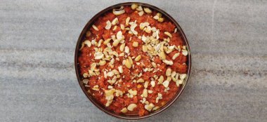 Üstünde badam pulları olan havuç halvası denen Hint tatlısı.