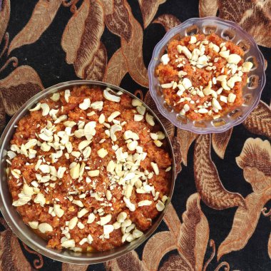 Üstünde badam pulları olan havuç halvası denen Hint tatlısı.