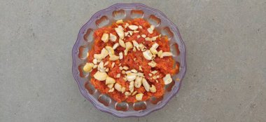 Üstünde badam pulları olan havuç halvası denen Hint tatlısı.