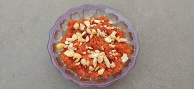 Üstünde badam pulları olan havuç halvası denen Hint tatlısı.