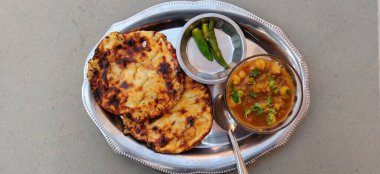 Baharatlı civciv köri veya Chola Masala veya Chana Masala veya un chapati & Butter ile Chole Kulche. Kuzey Hindistan 'daki insanların çoğunda popüler bir yemektir. Chola ile Amritsari kulcha.