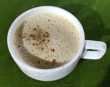 cappuccino bir uçan daire ile bir beyaz seramik kupa