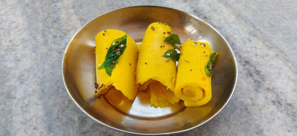Khandvi Gluténmentes Indiai Gujarati Snack Csicseriborsólisztből Szelektív Fókusz — Stock Fotó