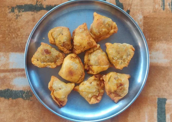 Sebzeli Mini Samosa Çıtır Çıtır Baharatlı Hint Üçgeni Şeklindeki Çay — Stok fotoğraf