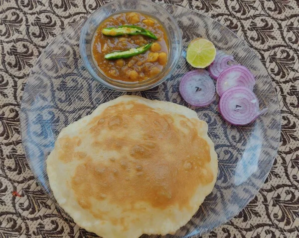 Chole Bhature Chick Pea Curry Fried Puri Served Crockery White — Foto de Stock