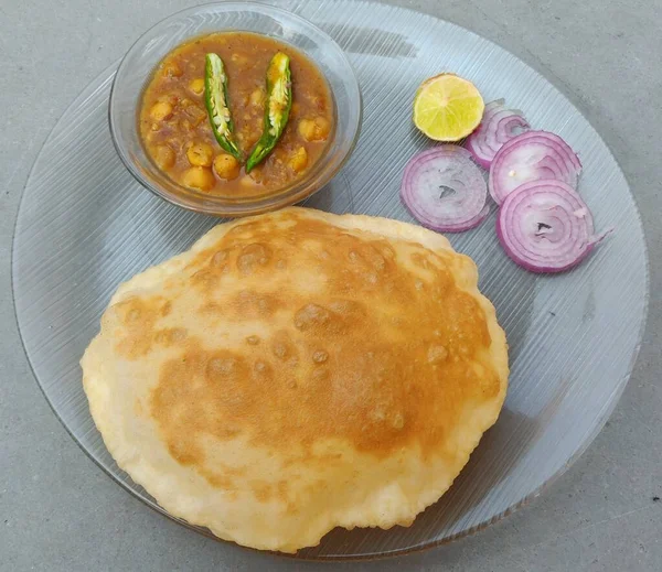 Chole Bhature Або Chick Pea Curry Fried Puri Служили Крокері — стокове фото