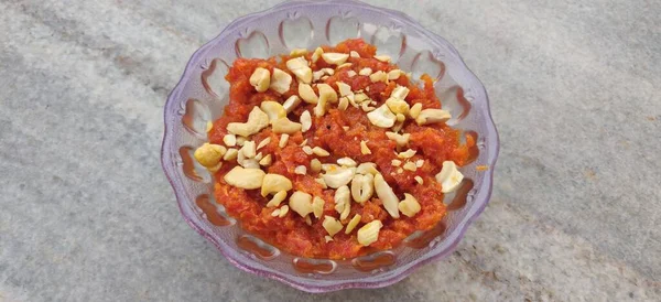 Indian Dessert Called Carrot Halwa Toped Badam Flakes — 图库照片