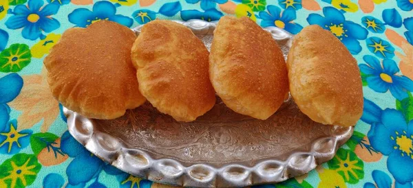 Indické Tradiční Jídlo Puri Nebo Poori Smažené Roti Rozmazané Pozadí — Stock fotografie