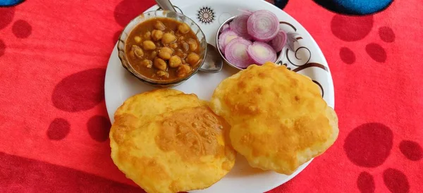 Chole Bhatura是印度北部的一道常见菜肴 带有Puri的Chole或带有Puri印第安食物的Chana Masala — 图库照片