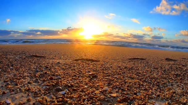 Όμορφες Πέτρες Στην Παραλία Μαγευτική Θέα Την Ανατολή Ηλιοβασίλεμα — Αρχείο Βίντεο