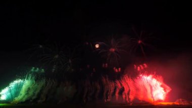 4 Temmuz, Noel ve Yeni Yıl gibi özel günlerde gece gökyüzünü aydınlatan göz kamaştırıcı havai fişek gösterisini tecrübe edin. Bu yüksek çözünürlüklü video canlı renk ve desenleri yakalar.