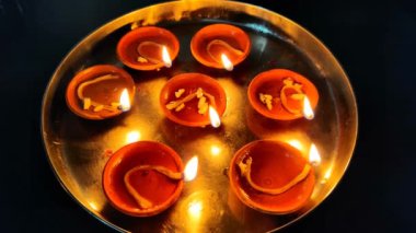 Aydınlatıcı Gelenekler: Canlı Diwali Diyas Şenlikleri Aydınlatıyor