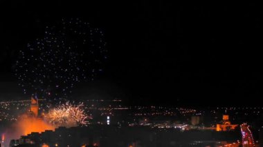 4 Temmuz, Noel ve Yeni Yıl gibi özel günlerde gece gökyüzünü aydınlatan göz kamaştırıcı havai fişek gösterisini tecrübe edin. Bu yüksek çözünürlüklü video canlı renk ve desenleri yakalar.