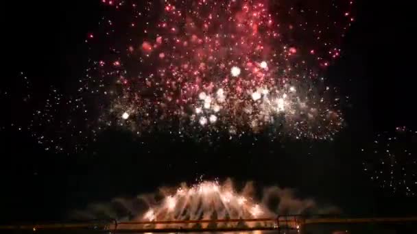花火の動きは続いている 楽しさと興奮を持って様々な国籍のお祝いの時にはカラフルな爆発があります — ストック動画