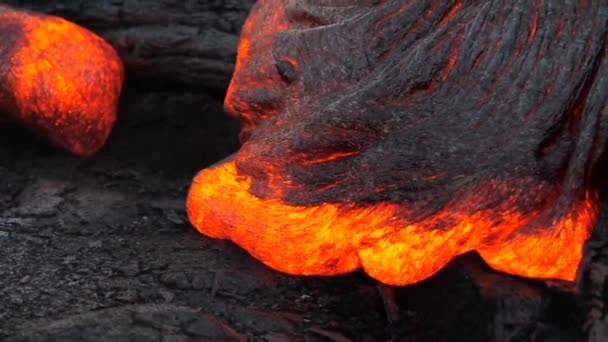 Cerca Lava Volcánica Roja Caliente Movimiento Lento Haciendo Desierto Ambiental — Vídeos de Stock