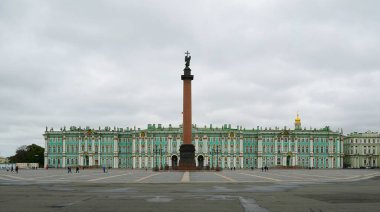 Saray meydanında sonbahar kasvetli sabahı