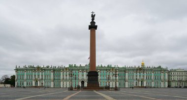 Saray meydanında sonbahar kasvetli sabahı