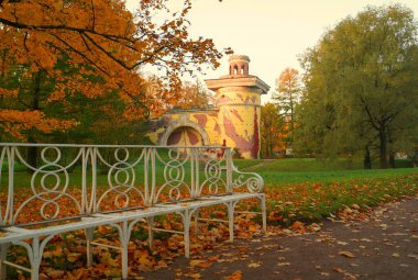 Sonbahar sabahı ve Tsarskoe Selo 'daki Catherine Park' ta yürüyüş.