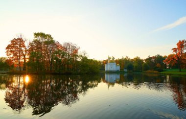 Sonbahar sabahı ve Tsarskoe Selo 'daki Catherine Park' ta yürüyüş.
