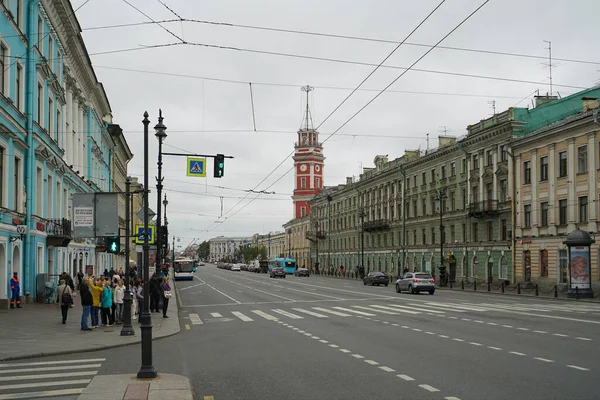 Nevsky Prospekt 'te sonbahar kasvetli sabahı