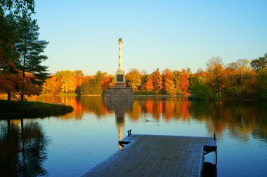 Sonbahar sabahı ve Tsarskoe Selo 'daki Catherine Park' ta yürüyüş, Büyük Gölet ve Satranç Sütunu