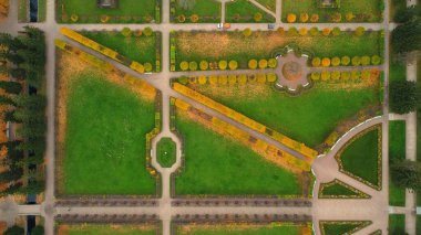 Sonbahar sabahı ve Tsarskoe Selo 'daki Catherine Park' ta yürüyüş, manzara geometrisi.