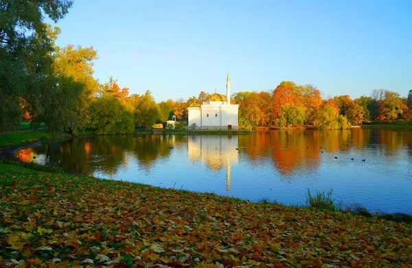 Jesienny Poranek Spacer Parku Catherine Carskim Selo Pawilon Łaźni Tureckiej — Zdjęcie stockowe