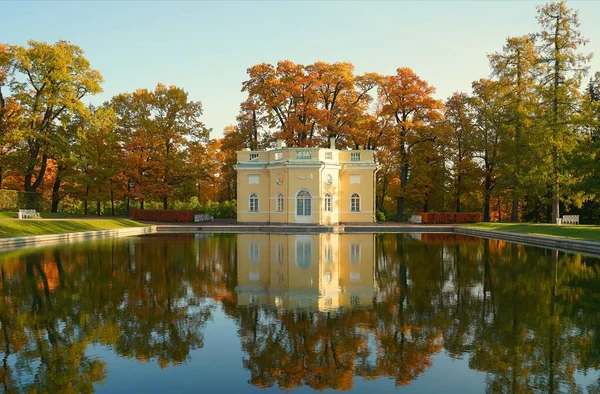 Manhã Outono Passeio Parque Catherine Tsarskoe Selo Pavilhão Banho Superior — Fotografia de Stock