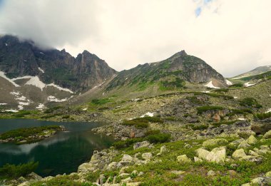 Buryatia 'da büyüleyici bir yaz yürüyüşü, dağ gölü.