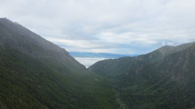 Buryatia 'da büyüleyici yaz yürüyüşü, dağ manzarası