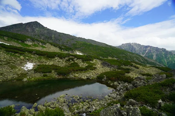 迷人的夏季远足在布里亚蒂亚山湖畔 — 图库照片